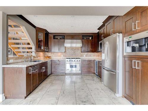 338 Superior Avenue Sw, Calgary, AB - Indoor Photo Showing Kitchen