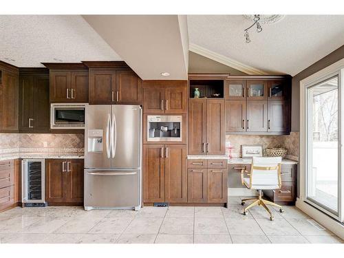 338 Superior Avenue Sw, Calgary, AB - Indoor Photo Showing Kitchen