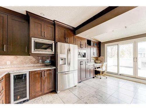 338 Superior Avenue Sw, Calgary, AB - Indoor Photo Showing Kitchen