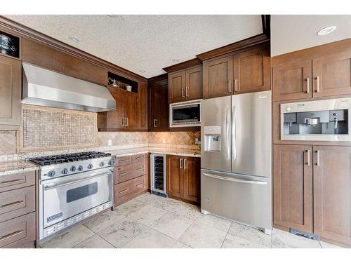 338 Superior Avenue Sw, Calgary, AB - Indoor Photo Showing Kitchen