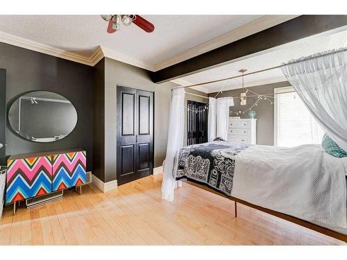 338 Superior Avenue Sw, Calgary, AB - Indoor Photo Showing Bedroom