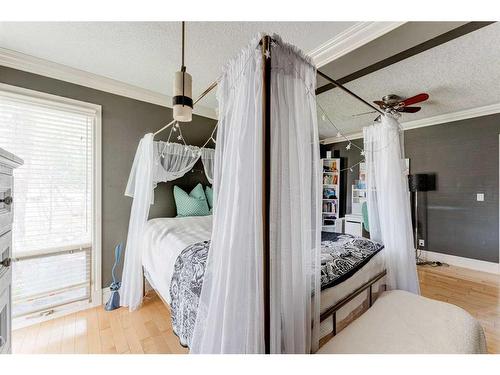 338 Superior Avenue Sw, Calgary, AB - Indoor Photo Showing Bedroom