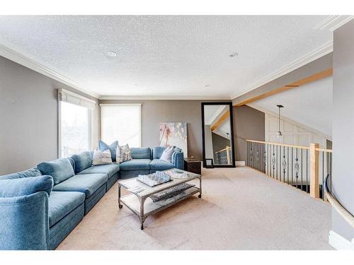 338 Superior Avenue Sw, Calgary, AB - Indoor Photo Showing Living Room