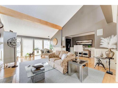 338 Superior Avenue Sw, Calgary, AB - Indoor Photo Showing Living Room