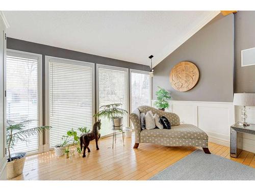 338 Superior Avenue Sw, Calgary, AB - Indoor Photo Showing Bedroom