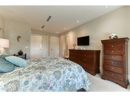 5N-222 Eagle Ridge Drive Sw, Calgary, AB - Indoor Photo Showing Bedroom