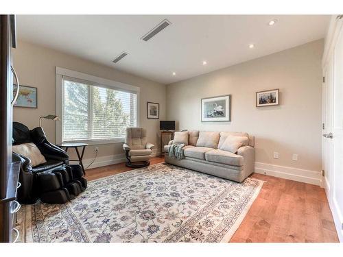 5N-222 Eagle Ridge Drive Sw, Calgary, AB - Indoor Photo Showing Living Room