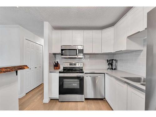 15 Cedar Springs Gardens Sw, Calgary, AB - Indoor Photo Showing Kitchen With Upgraded Kitchen