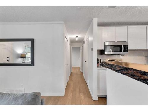 15 Cedar Springs Gardens Sw, Calgary, AB - Indoor Photo Showing Kitchen