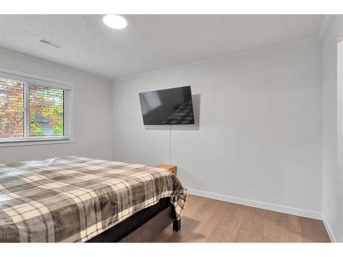 15 Cedar Springs Gardens Sw, Calgary, AB - Indoor Photo Showing Bedroom