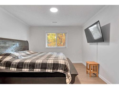 15 Cedar Springs Gardens Sw, Calgary, AB - Indoor Photo Showing Bedroom