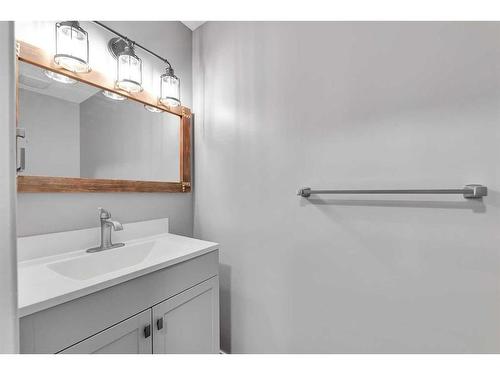 15 Cedar Springs Gardens Sw, Calgary, AB - Indoor Photo Showing Bathroom