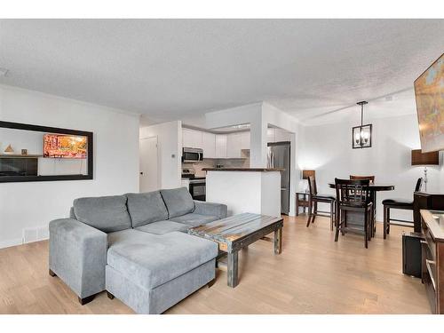 15 Cedar Springs Gardens Sw, Calgary, AB - Indoor Photo Showing Living Room