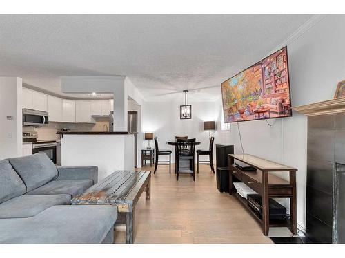 15 Cedar Springs Gardens Sw, Calgary, AB - Indoor Photo Showing Living Room