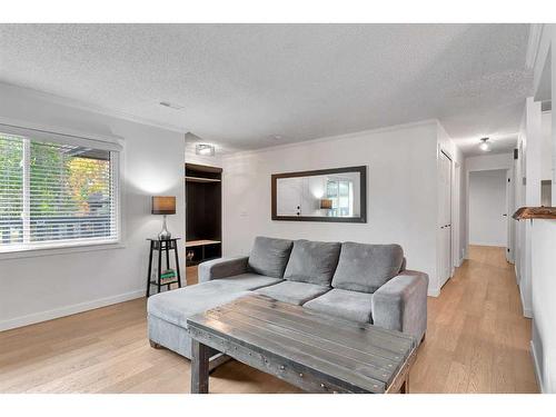 15 Cedar Springs Gardens Sw, Calgary, AB - Indoor Photo Showing Living Room