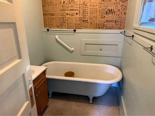 412 Thornhill Place Nw, Calgary, AB - Indoor Photo Showing Bathroom