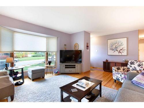 73 Langton Drive Sw, Calgary, AB - Indoor Photo Showing Living Room