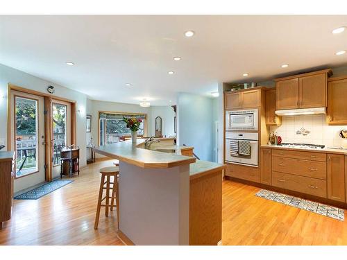 73 Langton Drive Sw, Calgary, AB - Indoor Photo Showing Kitchen