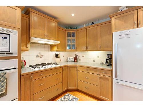 73 Langton Drive Sw, Calgary, AB - Indoor Photo Showing Kitchen