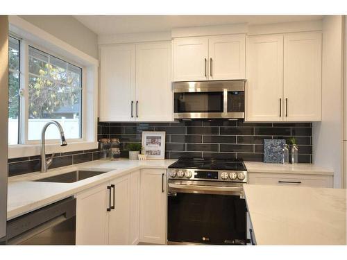 655 84 Avenue Sw, Calgary, AB - Indoor Photo Showing Kitchen With Upgraded Kitchen