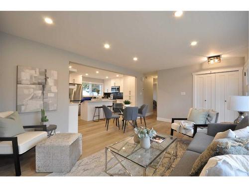 655 84 Avenue Sw, Calgary, AB - Indoor Photo Showing Living Room