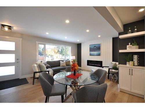 655 84 Avenue Sw, Calgary, AB - Indoor Photo Showing Living Room