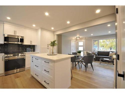 655 84 Avenue Sw, Calgary, AB - Indoor Photo Showing Kitchen With Upgraded Kitchen