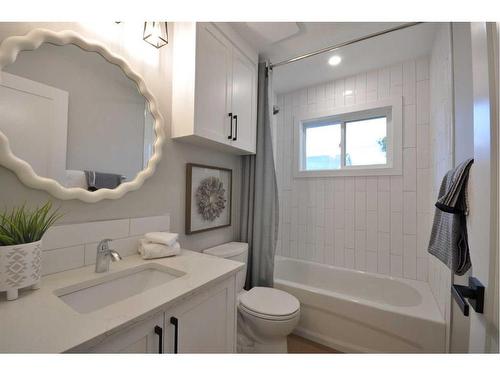 655 84 Avenue Sw, Calgary, AB - Indoor Photo Showing Bathroom