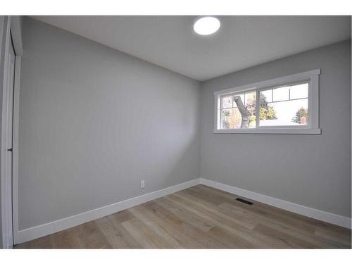 655 84 Avenue Sw, Calgary, AB - Indoor Photo Showing Other Room