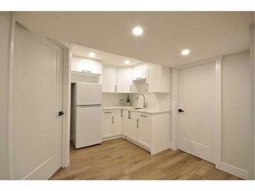 655 84 Avenue Sw, Calgary, AB - Indoor Photo Showing Kitchen