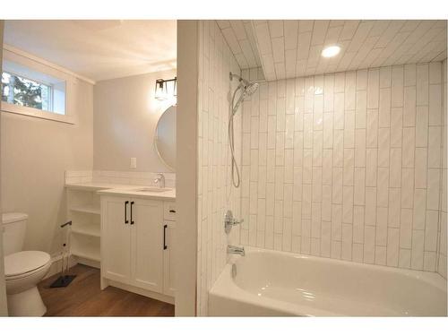 655 84 Avenue Sw, Calgary, AB - Indoor Photo Showing Bathroom