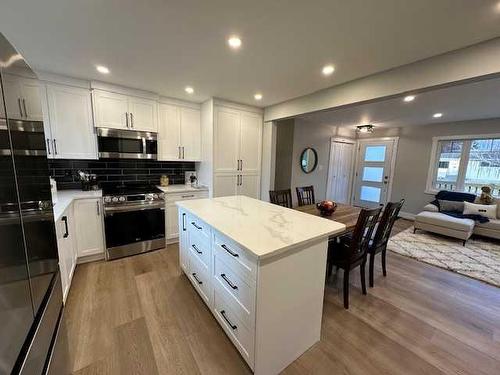 655 84 Avenue Sw, Calgary, AB - Indoor Photo Showing Kitchen With Upgraded Kitchen