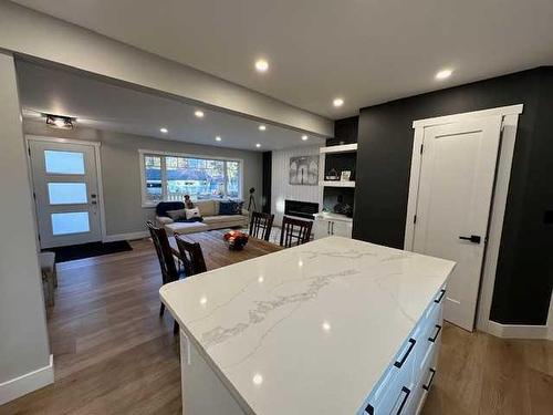 655 84 Avenue Sw, Calgary, AB - Indoor Photo Showing Dining Room