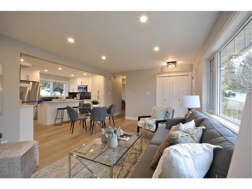 655 84 Avenue Sw, Calgary, AB - Indoor Photo Showing Living Room