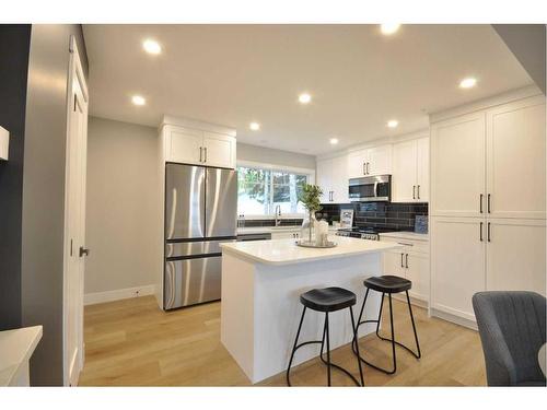 655 84 Avenue Sw, Calgary, AB - Indoor Photo Showing Kitchen With Upgraded Kitchen