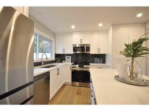 655 84 Avenue Sw, Calgary, AB - Indoor Photo Showing Kitchen With Stainless Steel Kitchen