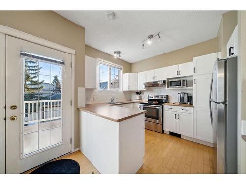 72 Inverness Square Se, Calgary, AB - Indoor Photo Showing Kitchen