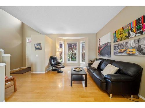 72 Inverness Square Se, Calgary, AB - Indoor Photo Showing Living Room