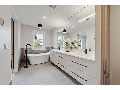 228 20 Avenue Nw, Calgary, AB - Indoor Photo Showing Bathroom