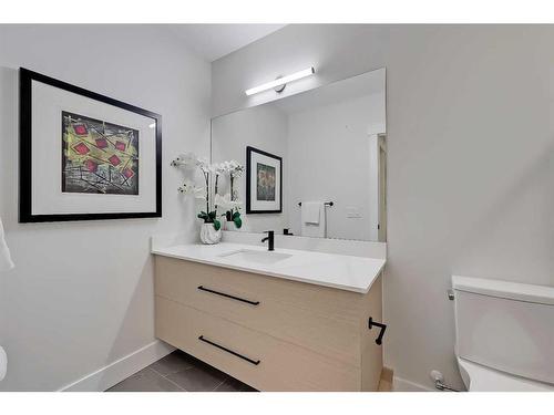 228 20 Avenue Nw, Calgary, AB - Indoor Photo Showing Bathroom