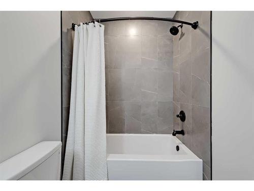 228 20 Avenue Nw, Calgary, AB - Indoor Photo Showing Bathroom