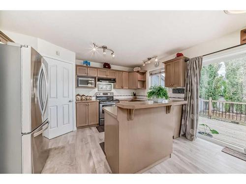 412 Willowbrook Close Nw, Airdrie, AB - Indoor Photo Showing Kitchen