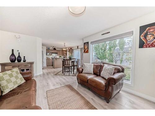 412 Willowbrook Close Nw, Airdrie, AB - Indoor Photo Showing Living Room