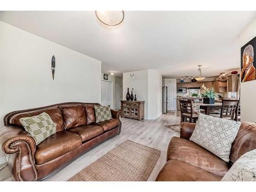 412 Willowbrook Close Nw, Airdrie, AB - Indoor Photo Showing Living Room