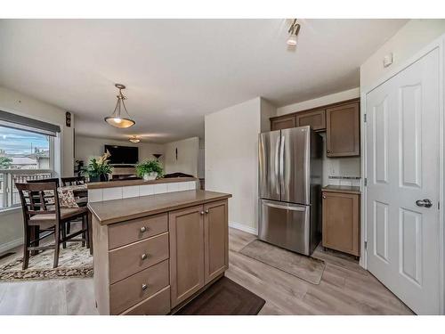 412 Willowbrook Close Nw, Airdrie, AB - Indoor Photo Showing Kitchen