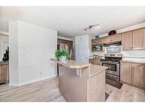 412 Willowbrook Close Nw, Airdrie, AB - Indoor Photo Showing Kitchen