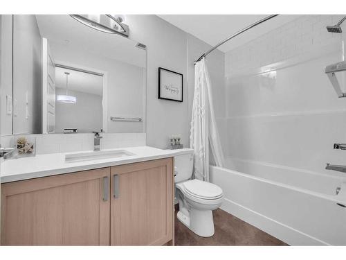 1411-220 Seton Grove Se, Calgary, AB - Indoor Photo Showing Bathroom