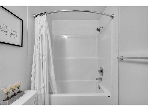 1411-220 Seton Grove Se, Calgary, AB - Indoor Photo Showing Bathroom