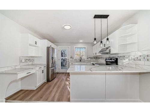 32 Dovista Court Se, Calgary, AB - Indoor Photo Showing Kitchen