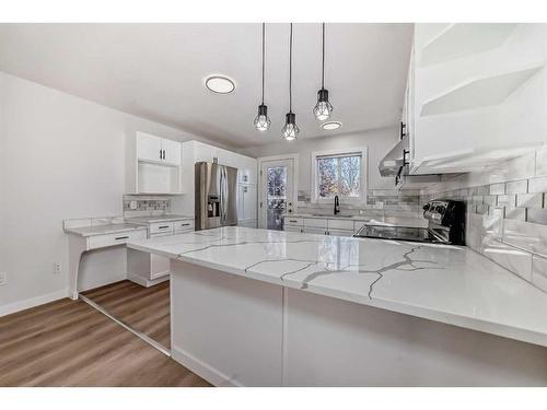 32 Dovista Court Se, Calgary, AB - Indoor Photo Showing Kitchen